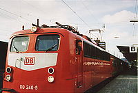 Mitfahrt auf 110 240 im Rahmen eines Praktikums im Jahr 1998 (Würzburg Hbf) Lok 110 240 im Bahnhof Würzburg mit mir aus dem Fenster schauend - aufgenommen im Jahr 1998.